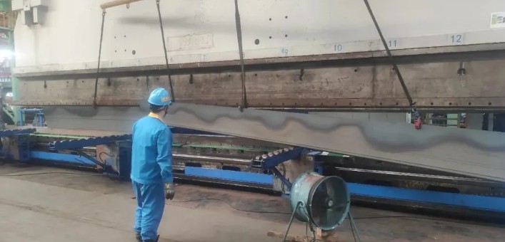 大明湖北加工中心突破极限解决超长件折弯难题，配套汽车制造企业